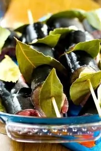 Филе трески на лавровых шпажках, с салатом из трав