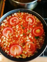 Белая фасоль с помидорами, запеченная в духовке