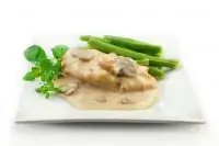 Куриные грудки с грибами в портвейне