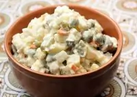 Вегетарианский оливье с жареным адыгейским сыром