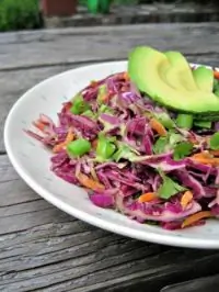 Салат из краснокочанной капусты, авокадо, сельдерея и огурцов