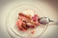 Десерт из гороха со свежей клубникой