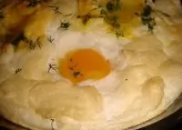 Яйца орсини из помидором и зеленью