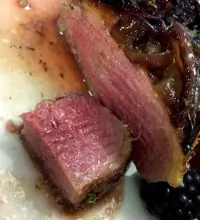 Гриль стейк из утиной грудки с соусом из слив