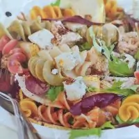 Салат из пасты с курицей, грушами и дорблю