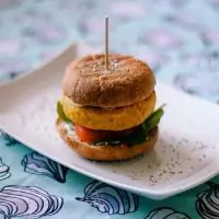 Вегетарианский бургер из нута с соусом из йогурта