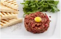 Тартар из говядины с каперсами, грибами и красным луком
