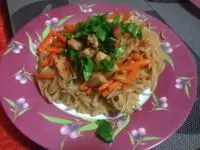 Рисовая лапша с курицей ткемали и карамелизированной морковью