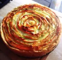 Слоеный тарт с морковью и цукини под сливочным соусом