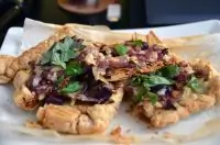 Пирог из слоеного теста с карамелизованным луком и сыром