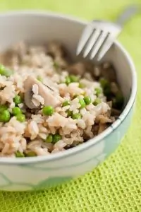 Бурый рис с грибами и зеленым горошком