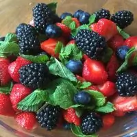 Ягодный салат с мятой