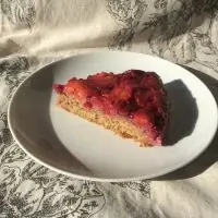 Сливово-брусничный безглютеновый перевернутый пирог (upside down cake)