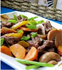 Говядина с грибами в соевом соусе на листах нори