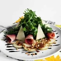 Карпаччо из груш и прошутто с рукколой и медово-горчичным соусом