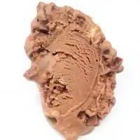 Мороженое с молочным шоколадом и конфетами KitKat