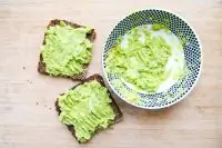 Тосты с пастой из авокадо