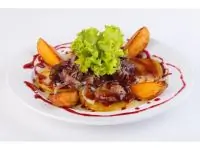 Куриная печень с яблоками в соусе из портвейна и брусники