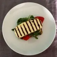 Тосты с хумусом, рукколой и адыгейским сыром гриль