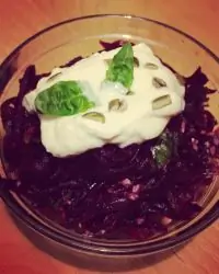 Салат из свеклы с тыквенными семечками и греческим йогуртом