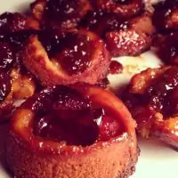 Мини-тарты со сливами в карамельном сиропе