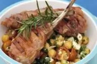 Баранина в беконе на гриле с салатом из овощей и козьего сыра