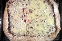 Пирог из готового дрожжевого теста с брусникой и сметаной