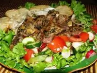 Жареная телятина с томатным соусом, маринованным луком и свежими овощами