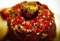 Тартар из говядины с анчоусами и корнишонами