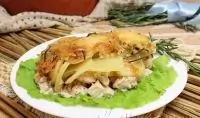 Куриное филе в духовке под картофелем