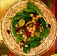 Салат со шпинатом, вялеными помидорами и нутом