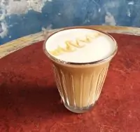 Кофе с молоком, гречишным медом и ванильной солью