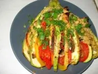 Кабачковый веер с курицей и овощами