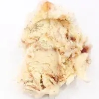 Мороженое с кусочками булочки синнабон и коричным соусом