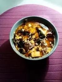 Суп кимчи с яйцом, тофу и древесными грибами моэр