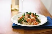 Жареный рис с креветками