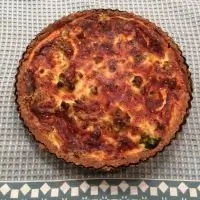 Безглютеновый киш с лососем и брокколи