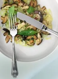 Салат из сельдерея, грибов и сыра пекорино