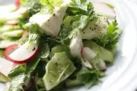 Летний салат с фетой и зеленью
