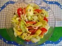 Салат из авокадо с помидорами и грецкими орехами