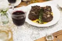 Стейки с жареным луком-шалот по рецепту Тиффани Тиссен