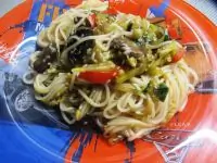 Рисовая лапша с сладким перцем и кабачками по азиатски