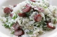 Рис с сельдереем и острыми колбасками