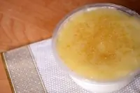 Молочно-миндальное бланманже с карамельным соусом