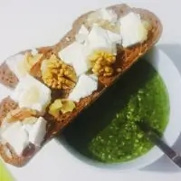 Суп-пюре из шпината, цветной капусты и риса с зерновыми тартинами