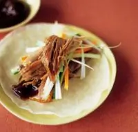 Утиная грудка в блинчике с соусом и овощами «по-пекински»