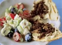 Греческий салат с тортильями и телятиной