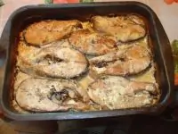 Семга запеченная в сливках и сыре с соусом