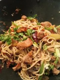 Стир-фрай из свинины с яичной лапшой