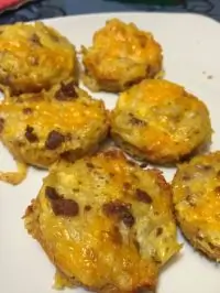 Запеченные картофельные байтсы с беконом и чеддером